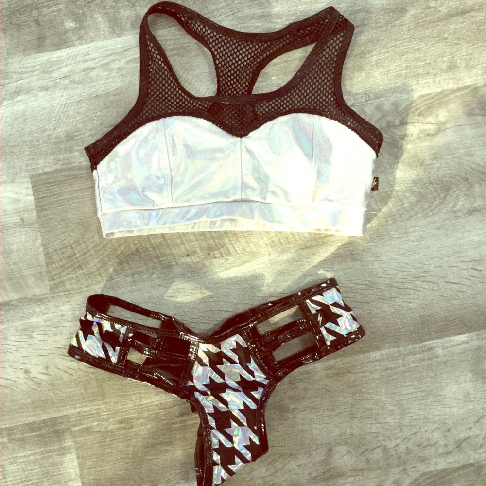 CLEO THE HURRICANE POLE OUTFIT